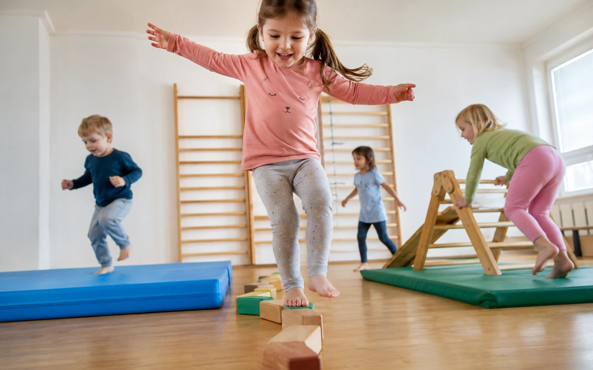 Pädagogisches Team und Kinder im Kita-Alltag